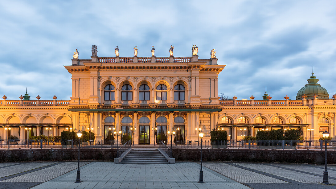 Vienne, Autriche. De Vienne, je garde de grands bâtiments absolument blancs, de grands arbres, la beauté d'une salle de spectacle et la sublimité de la musique en fond