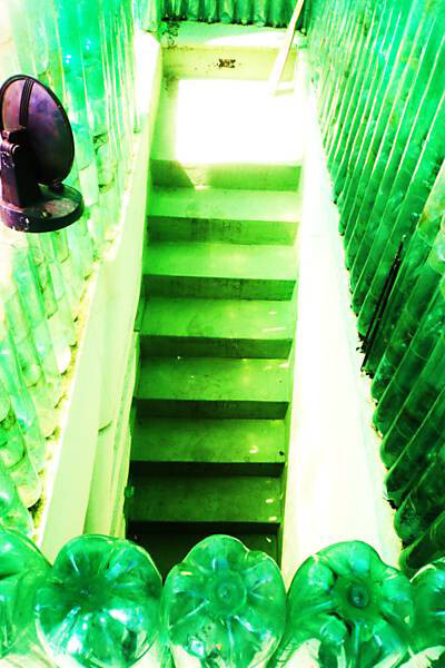 Escalera construida con materiales reciclados en la casa de Antenor Clodoaldo Alves Feitosa en Paraisópolis, São Paulo, Brasil