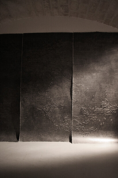 François Réau
Untitled, 2014
Mine de plomb sur papier et incisions
Installation, création in situ
240 x 345 cm
Courtesy de l’artiste