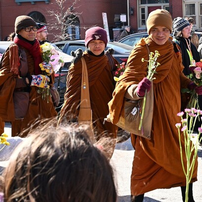 La Walk of Peace dei monaci buddisti è un cammino silenzioso e collettivo che attraversa luoghi segnati da conflitti per testimoniare un impegno concreto verso la nonviolenza e la riconciliazione. Foto di G. Edward Johnson