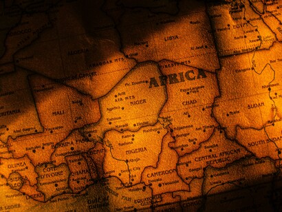 Geografia e migrazioni. Per ovvie ragioni geografiche (ah, quanto poco è considerata la geografia, che invece conta moltissimo!), questi flussi si indirizzano verso il vecchio continente attraverso due ‘rotte’: quella turco-balcanica, e quella nord-africana