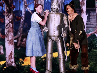 Dorothy oiling the Tin Man in The Wizard of Oz (1939)