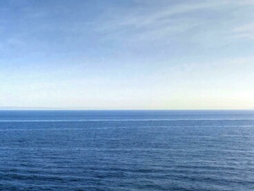 Le politiche europee di contenimento delle partenze hanno ridotto gli sbarchi, ma non hanno eliminato le traversate rischiose, che continuano a causare tragedie in mare