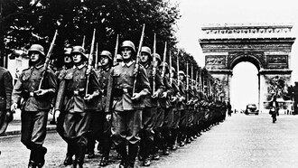 Tropas alemanas marchan por los Campos Elíseos tras la ocupación de Paris por los nazis en junio de 1940