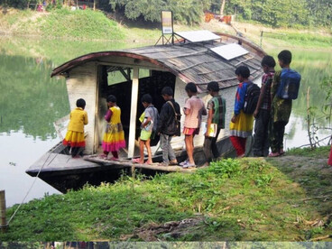 Su valor no reside en la espectacularidad formal, sino en su capacidad de recomponer vínculos: entre educación y territorio, entre tecnología y saber local, entre arquitectura y movilidad. Río Buriganga a su paso por Daca,Bangladesh
