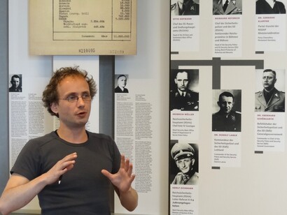 Gerd Kuehling, guida che insegna agli studenti a Villa Marlier, dove si tenne la Conferenza di Wannsee del 1942, Wannsee, Berlino, Germania