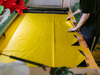 Produção de tecidos em massa. Os produtos químicos utilizados na fast fashion não afetam apenas os seres humanos, mas também têm um impacto devastador no meio ambiente