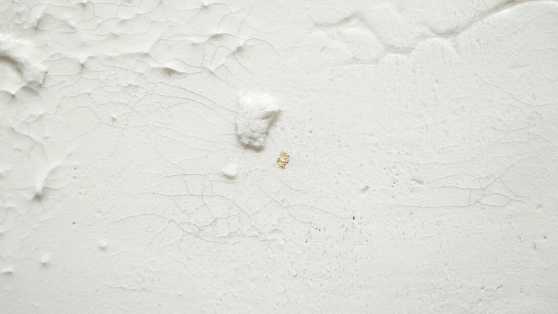 Ben Loong, Tablet 4 (detail), 2021, glazed stoneware, gold leaf, Chinese ink, 20 × 26.5 × 3 cm © Ben Loong, courtesy of the artist and Mizuma Gallery