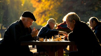 Dos ancianos juegan al ajedrez