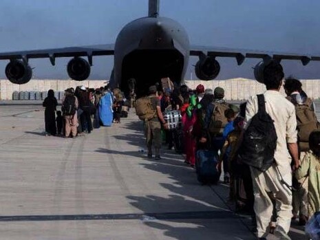 Civili in fuga da Kabul