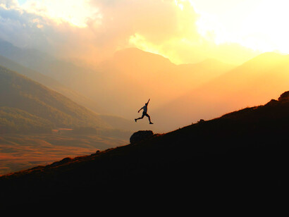 Storia del ragazzo volante. La storia di un ragazzo che sapeva volare ma essendo l’unico al mondo a saperlo fare quando andava su non c’era mai nessuno; restava solo