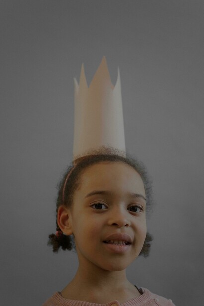 Menina negra fofa vestida de princesa