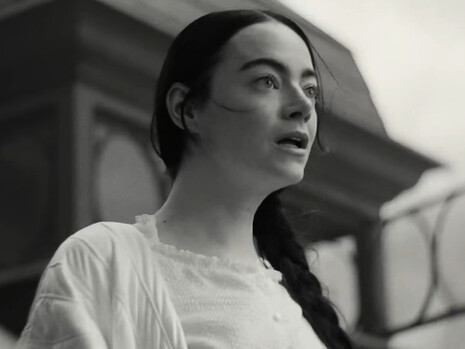 Pobres Criaturas: Um filme que vai além das convenções sociais. Bella, interpretada por Emma Stone, desafia padrões em uma jornada de autodescoberta e liberdade
