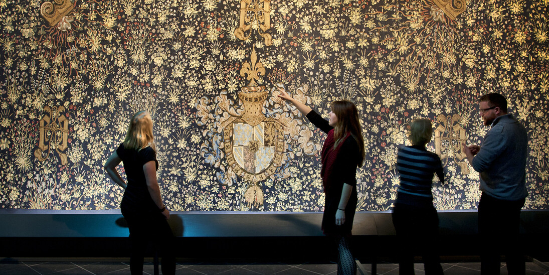 Looking at the Mille-fleur tapestry, which once belonged to Philip the Good (Brussels(?), ca 1466)
© Bernisches Historisches Museum, Bern. Photo Nadja Frey