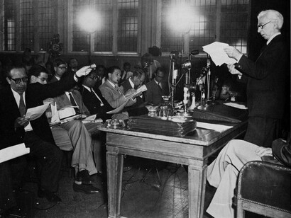 Bertrand Russell reading the Manifesto