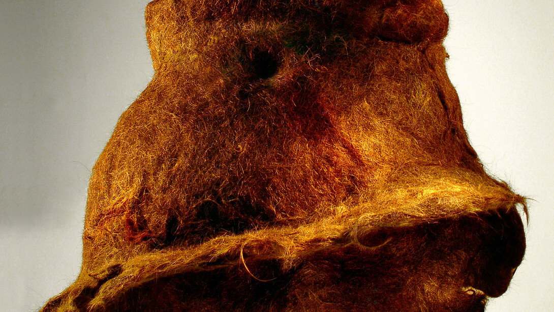 Jupe d’Alice de Balthus aux cheveux de Bruxellois, 2005, 82 x 60 x 42 cm. Cheveux feutrés, tulle