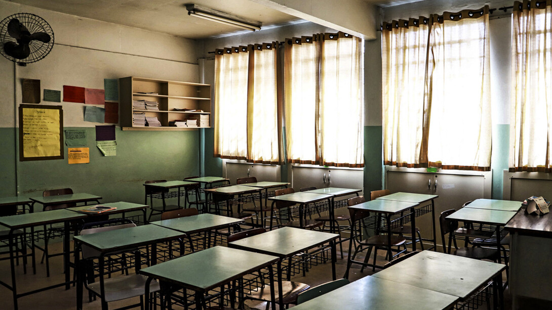 Sala de aula vazia. A medida a ser contemplada no próximo Orçamento de Estado fará com que só os mais ricos é que poderão ter acesso à educação