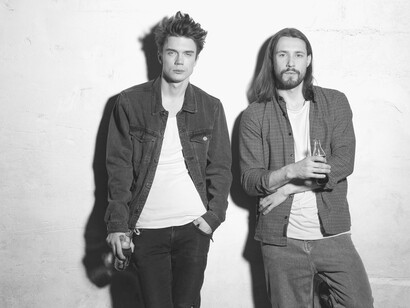 Le amicizie durature sono come un porto sicuro: restano anche quando le maree cambiano, offrendo sostegno e conforto in ogni fase della vita