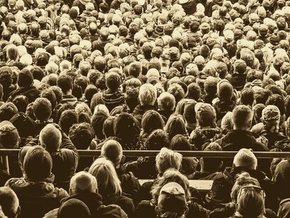 Los individuos actúan de forma distinta en escenarios con poca o mucha gente