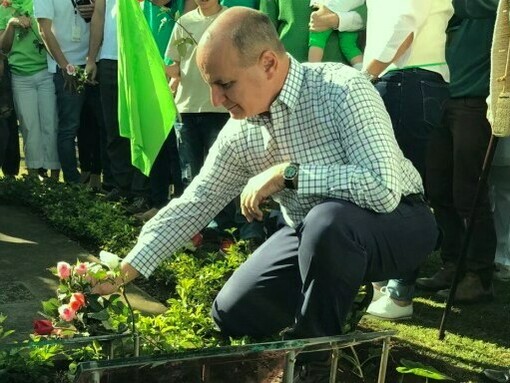 El hijo de José Figueres en la tumba de su padre