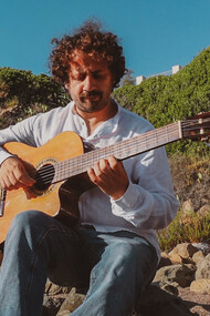 Il richiamo e l’abbandono, l'ultimo album strumentale di Luca Di Martino. Sono consapevole di fare musica lontana da quella attualmente richiesta dal mercato, ma penso che anche all’interno di una società distratta ed euforica qualcuno potrebbe sentire il bisogno di fermarsi ad ascoltare qualcosa “fuori moda”