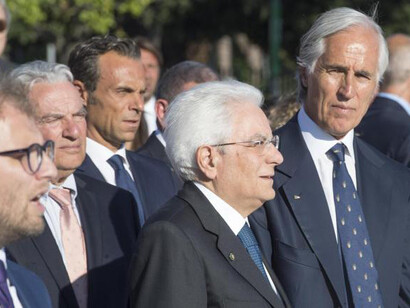 Sergio Mattarella assieme a Giovanni Malagò e ad altri rappresentanti del CONI