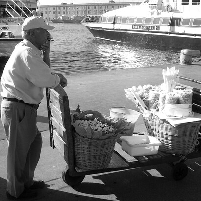 Venditore ambulante sul lungomare di Mergellina, Napoli, Italia