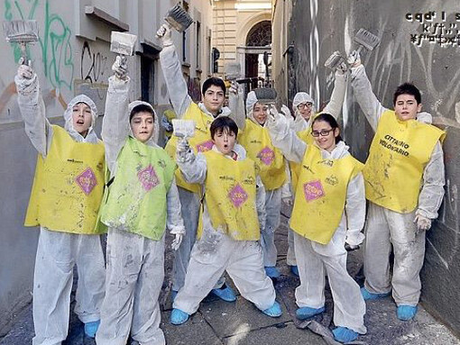 Giovani volontari pronti a ripulire via Bagnera a Milano