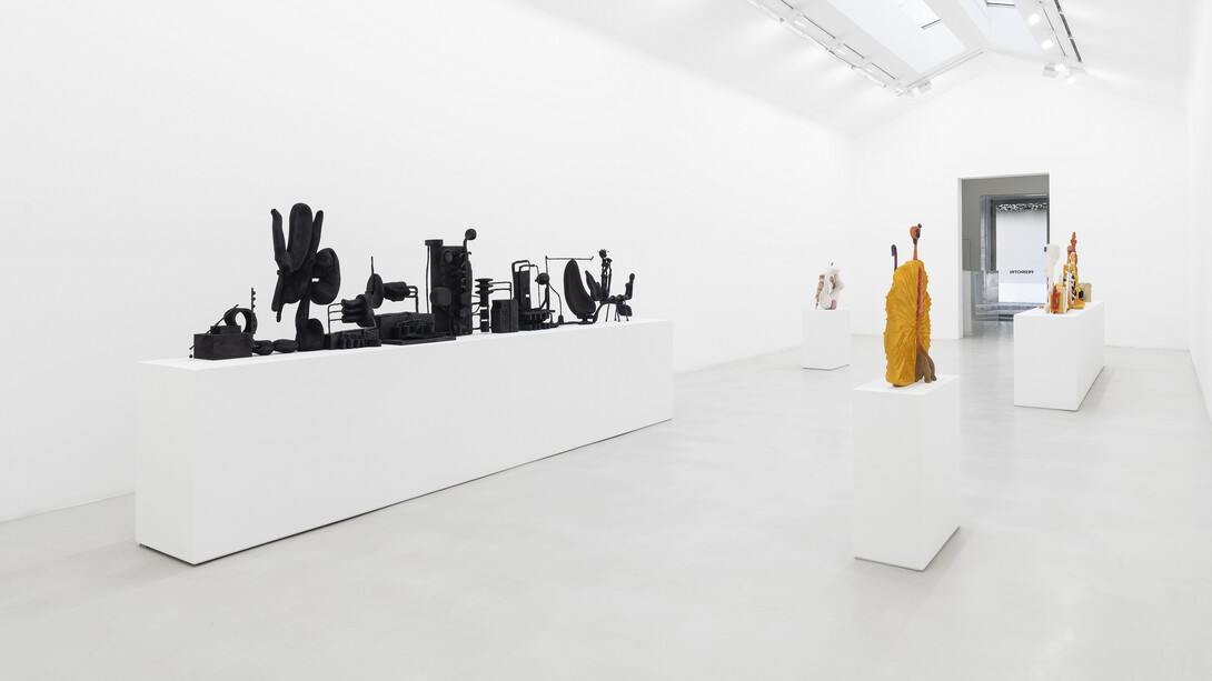 Matthew Ronay, Thirteen forms, vue de l'exposition. Avec l'aimable autorisation de Perrotin