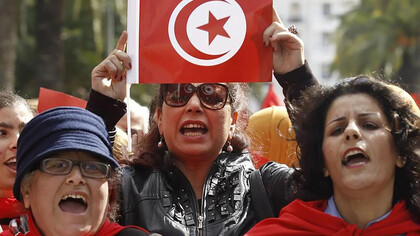 Donne tunisine protestano contro la nuova Costituzione, Tunisia