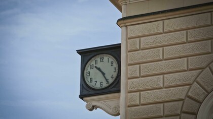 L'orologio della Stazione Centrale di Bologna tristemente fermo alle 10.25, ora della strage del 1980
