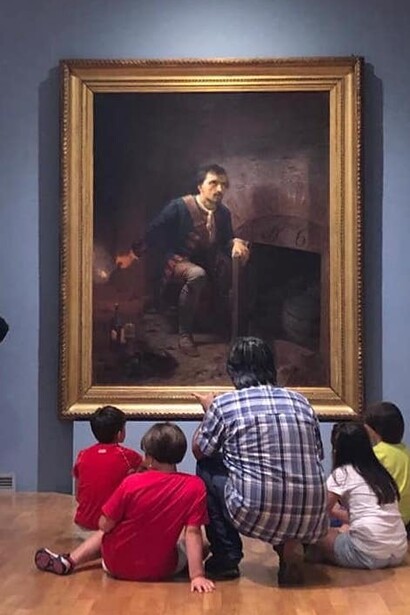 Il maestro Giampiero Monaca durante una visita ad un museo con i propri allievi