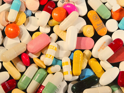 Pila de medicamentos. Las guías clínicas recomiendan limitar el uso de ansiolíticos a dos meses (y otro de retirada gradual)