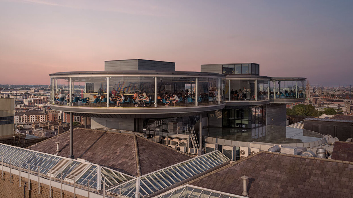 Rooftop do Gravity Bar para degustação de cerveja em cima do museu Guinness Storehouse em Dublin, Irlanda