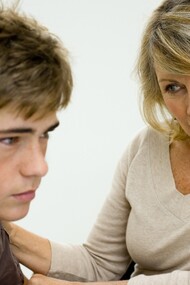Una madre habla con su hijo