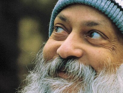 Osho. I suoi insegnamenti sincretistici sono volti al risveglio spirituale dell'individuo ed enfatizzano l'importanza della libertà, dell'amore, della meditazione, dell'umorismo e di una gioiosa celebrazione dell'esistenza