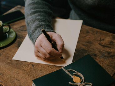 La fama y el éxito literario pueden estar acompañados de controversias sobre la autoría y la autenticidad