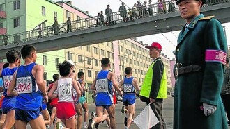 Pyongyang, Corea del Norte. Un miembro de las fuerzas de seguridad vigila el trascurso de la prueba