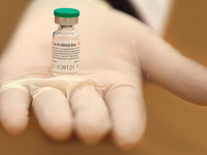 Después pensé en la cantidad de centros de vacunación en toda Italia, en Europa y en el mundo, donde cada día se inoculan unos 80 millones de personas
