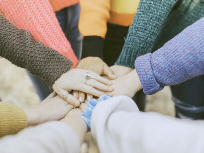 Es la actitud dialogante que escucha a los demás, empatiza y trata de renunciar