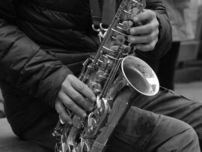 Las manos de Fred ejecutando su saxofón durante la actuación