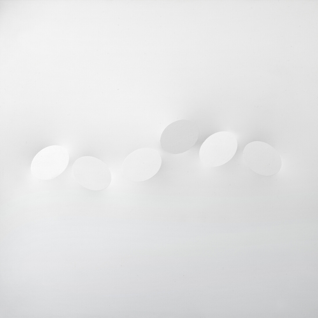 Turi Simeti, Sei ovali bianchi, 2012, Acrylique sur toile extroflexe, 150 x 150 cm, Courtesy Tornabuoni Art