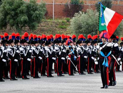 Carabinieri sull'attenti