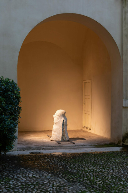 In a light breeze, exhibition view. Courtesy of Fondazione Memmo