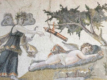 Mosaico: Eros duerme bajo un árbol, de espaldas a Psique, quien se le acerca portando un arco y a punto de tomar el carcaj colocado en una rama. Nótese que las alas de Psique semejan las de las mariposas (Museo Arqueológico de Hatay, Turquía)
