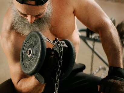 A partir dos 30 anos, perdemos, em média, de 3% a 5% da nossa massa muscular a cada década — e essa perda acelera depois dos 60 anos. Sem um estímulo adequado, como o treino de força, o corpo simplesmente “derrete” o músculo, ficando mais fraco e vulnerável. Esse processo, chamado sarcopenia, não é um “problema natural” para se aceitar passivamente — é uma condição que pode ser prevenida e até revertida, mas só se você agir agora