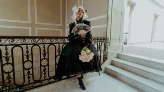 O retrato de uma mulher vestida de preto evoca a figura de Ernestine Étoylland, viúva que decide construir uma identidade própria longe da notoriedade do marido. Ao transformar a antiga residência da família em hotel, ela converte uma paixão pessoal em um novo projeto de vida