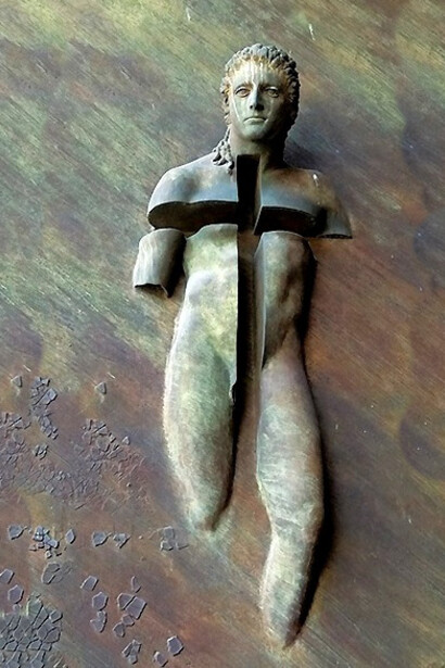 Roma, Basilica di Santa Maria degli Angeli, Igor Mitoraj, Porta sinistra, Crocifissione (una figura umana in cui è incavata profondamente la figura di una croce), bronzo, ph. Silvia Massotti