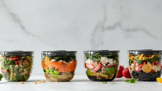Dei contenitori ermetici contenenti dei pasti. Questi contenitori sono una delle colonne portanti dei meal prep, e sono noti anche come "tupperware"