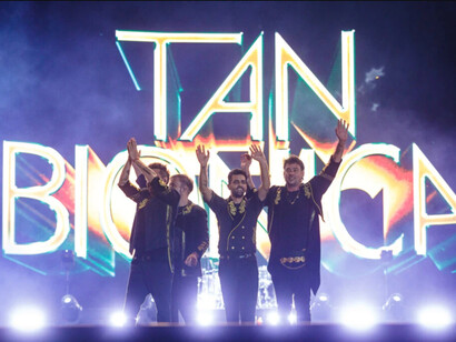 Cada canción fue un viaje en el tiempo, con coros multitudinarios y una energía colectiva que desbordaba emoción